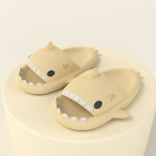 Lade das Bild in den Galerie-Viewer, Wolken Slipper mit Hai Motiv | Cozy Slippers | Cloud Sandals | Cozy Slides - [product_type - selley.de
