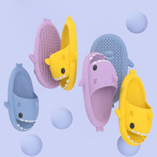 Lade das Bild in den Galerie-Viewer, Wolken Slipper mit Hai Motiv | Cozy Slippers | Cloud Sandals | Cozy Slides - [product_type - selley.de
