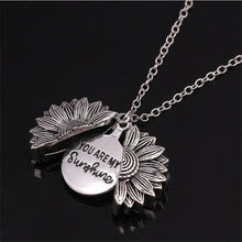 Lade das Bild in den Galerie-Viewer, Kette mit Sonnenblumenanhänger und You Are My Sunshine Gravur - selley.de
