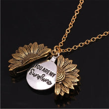 Lade das Bild in den Galerie-Viewer, Kette mit Sonnenblumenanhänger und You Are My Sunshine Gravur - selley.de
