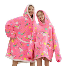 Lade das Bild in den Galerie-Viewer, Oversized Hoodie Decke mit Cartoon Designs | Die Kuscheldecke mit Ärmeln - selley.de
