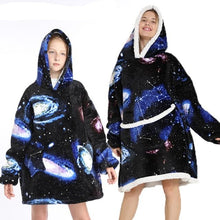 Lade das Bild in den Galerie-Viewer, Oversized Hoodie Decke mit Cartoon Designs | Die Kuscheldecke mit Ärmeln - selley.de
