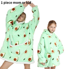 Lade das Bild in den Galerie-Viewer, Oversized Hoodie Decke mit Cartoon Designs | Die Kuscheldecke mit Ärmeln - selley.de

