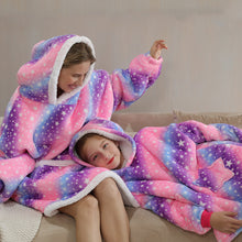 Lade das Bild in den Galerie-Viewer, Oversized Hoodie Decke mit Cartoon Designs | Die Kuscheldecke mit Ärmeln - selley.de
