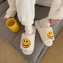 Lade das Bild in den Galerie-Viewer, Smiley Slipper | Flauschige Trend Slides mit Smiley Faces - [product_type - selley.de
