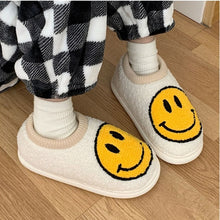Lade das Bild in den Galerie-Viewer, Smiley Slipper | Flauschige Trend Slides mit Smiley Faces - [product_type - selley.de
