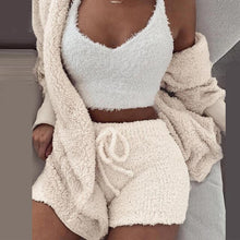 Lade das Bild in den Galerie-Viewer, Flauschiges Lounge Set aus 3 Teilen | Cardigan, Shorts &amp; Crop Top - selley.de
