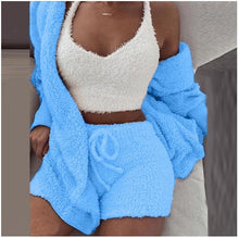 Lade das Bild in den Galerie-Viewer, Flauschiges Lounge Set aus 3 Teilen | Cardigan, Shorts &amp; Crop Top - selley.de
