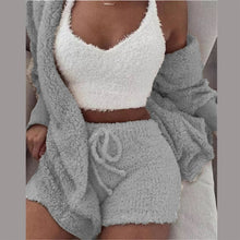 Lade das Bild in den Galerie-Viewer, Flauschiges Lounge Set aus 3 Teilen | Cardigan, Shorts &amp; Crop Top - selley.de
