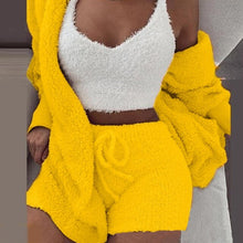 Lade das Bild in den Galerie-Viewer, Flauschiges Lounge Set aus 3 Teilen | Cardigan, Shorts &amp; Crop Top - selley.de
