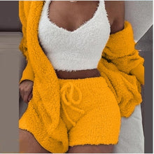 Lade das Bild in den Galerie-Viewer, Flauschiges Lounge Set aus 3 Teilen | Cardigan, Shorts &amp; Crop Top - selley.de
