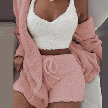 Lade das Bild in den Galerie-Viewer, Flauschiges Lounge Set aus 3 Teilen | Cardigan, Shorts &amp; Crop Top - selley.de
